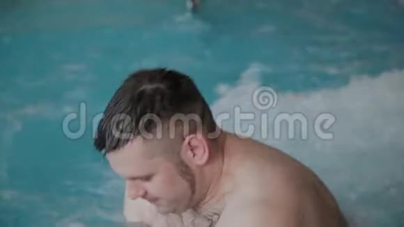 快乐有趣的人在按摩浴缸游泳视频的预览图