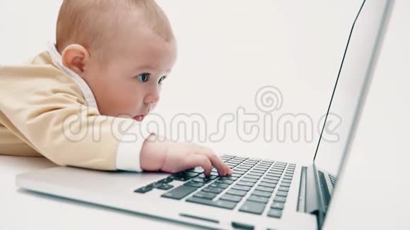 严肃的婴儿在笔记本电脑上工作视频的预览图