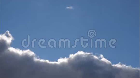 时间流逝的云滚滚的蓬松的云在移动白光云的时间流逝视频的预览图