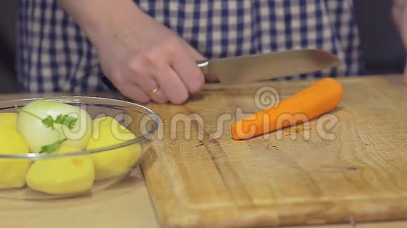 女厨师切胡萝卜做素菜健康健康食品视频的预览图