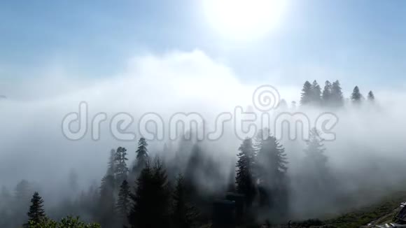 时光流逝雾在一个山谷中移动格鲁吉亚视频的预览图