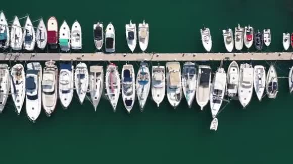 俯瞰船在普罗奇达意大利最受欢迎的旅游景点海滩行动游艇停车场游艇和视频的预览图