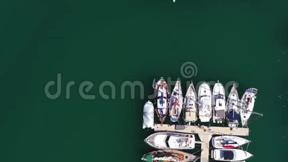 在码头停泊的大小游艇和帆船的鸟瞰图行动意大利Procida的船景视频的预览图