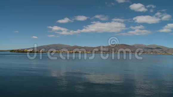 秘鲁提蒂喀卡湖漂浮的乌罗斯芦苇屋视频的预览图
