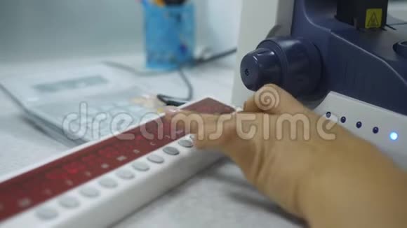 医学实验室从事显微镜工作的女性实验室助理视频的预览图