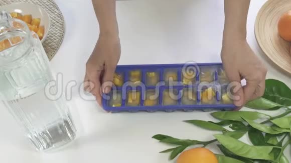 冰块和冷冻橙子带冰块和薄荷的淡水眼镜视频的预览图