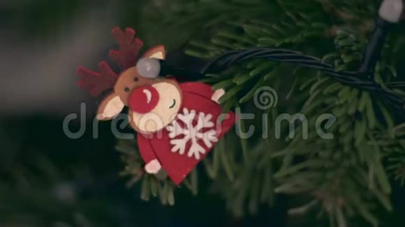 圣诞树上有4K的装饰品视频的预览图