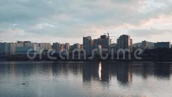河岸上的城市剪影城市上空的云城市景观和日落视频的预览图