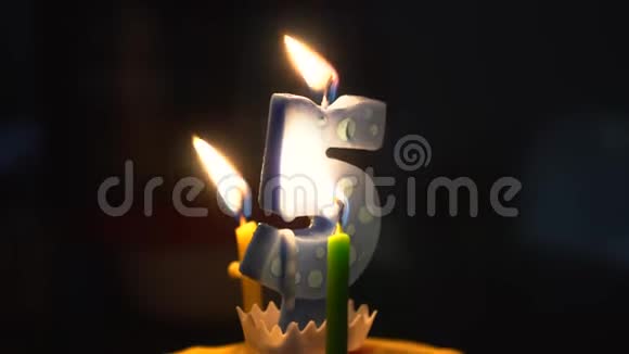 一个庆祝第五年燃烧的5号蜡烛蜡熔在甜蛋糕上视频的预览图