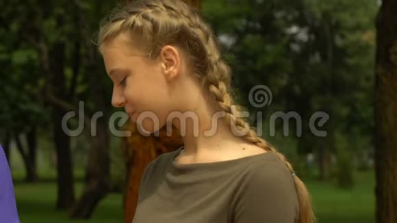 少女分享秘密对母亲低语初吻启示信任视频的预览图