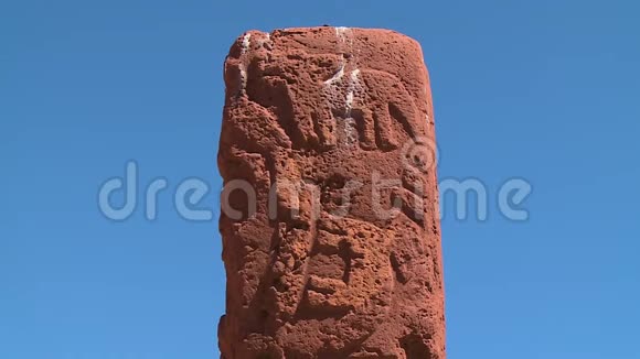 玻利维亚拉巴斯一块巨石上的动物雕刻视频的预览图