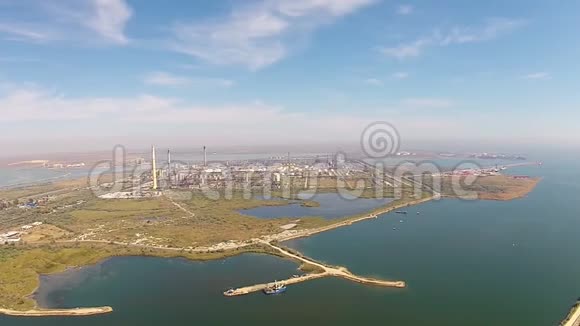 黑海海岸的炼油厂鸟瞰图视频的预览图