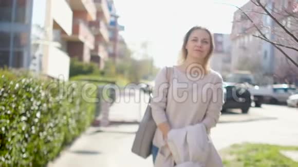 母女俩在街上拥抱他们穿着春天的毛衣日落母亲节意外意外视频的预览图