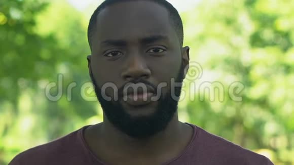 非洲裔美国男性展示制止种族主义模板成镜头社会概念视频的预览图