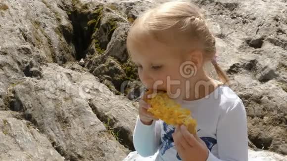 小女孩吃煮玉米视频的预览图