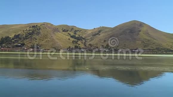 安第斯山脉对秘鲁提蒂喀卡湖的反思视频的预览图