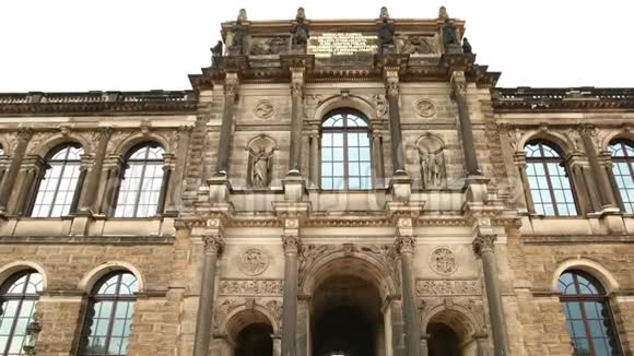 德国德累斯顿兹温格尔宫殿的美丽建筑视频的预览图