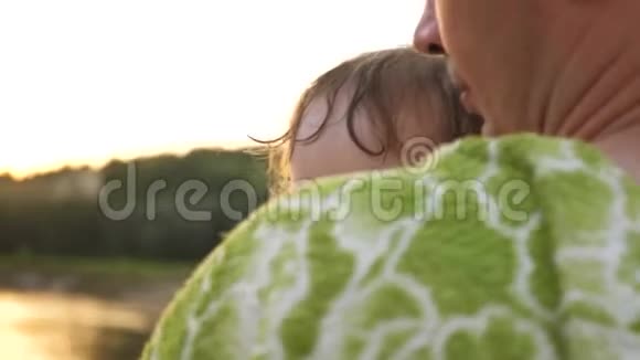 小宝宝坐在爸爸手里哭着笑着掉眼泪视频的预览图