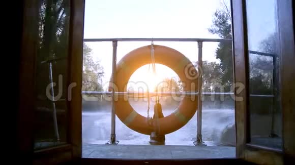 日落河上的船视频的预览图