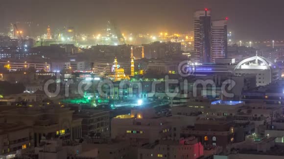 在阿拉伯联合酋长国迪拜的沙尘暴期间拉希德港夜间的空中景观被照亮视频的预览图