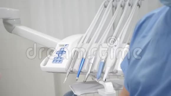 牙医拿着仪器年轻漂亮的女孩在牙科诊所的牙科椅上医学卫生视频的预览图