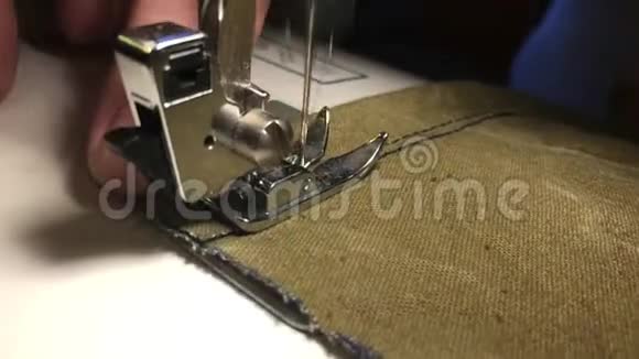 缝纫机上的布料视频的预览图