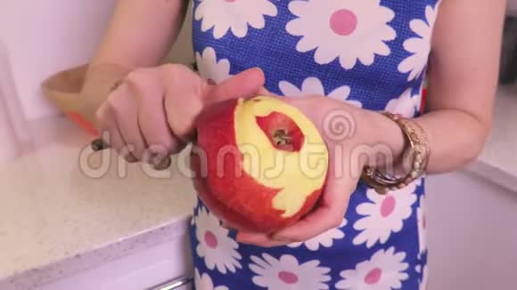 一个拿刀剥苹果的女人视频的预览图