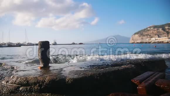 两名年轻女子在岩石上奔跑意大利索伦托的一个海港视频的预览图