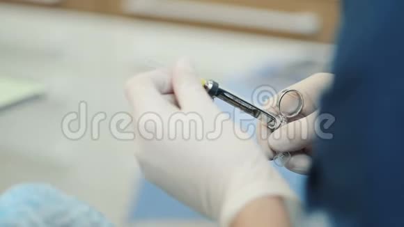 用牙科麻醉剂关闭医生持有注射器医学牙医和保健概念牙医的手视频的预览图