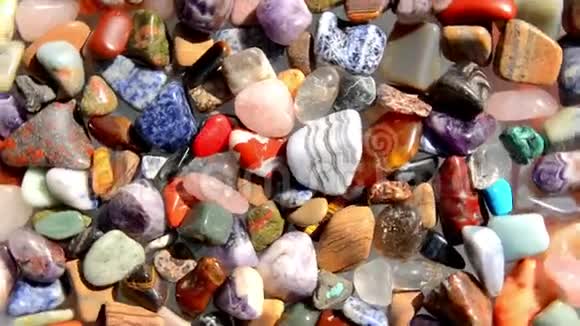 五颜六色的各种石头旋转视频的预览图