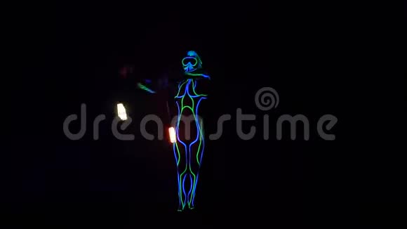 熟练的表演者在链条上旋转两盏灯霓虹灯表演视频的预览图