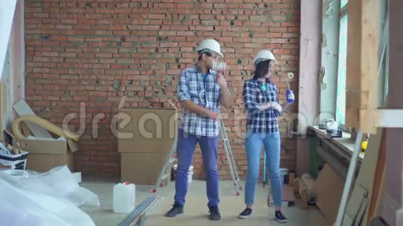 在修理期间快乐的建筑工人在跳舞视频的预览图
