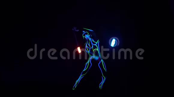 美丽的霓虹灯在黑暗中表演一个穿着闪亮服装的人在链子上旋转两盏灯视频的预览图
