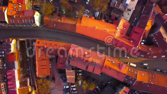 立陶宛维尔纽斯狭窄街道上行驶的汽车的鸟瞰图视频的预览图