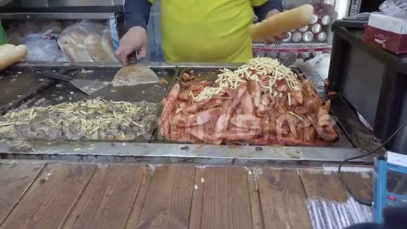 在街头小贩那里做伊朗鸡三明治视频的预览图