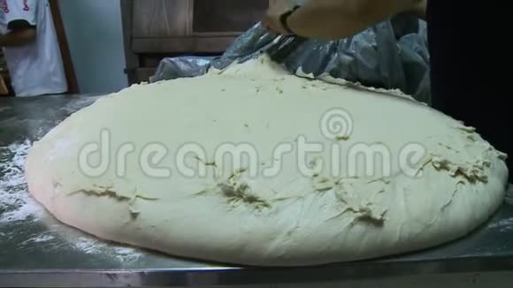 玻利维亚烘焙厨房的一个大软面包视频的预览图