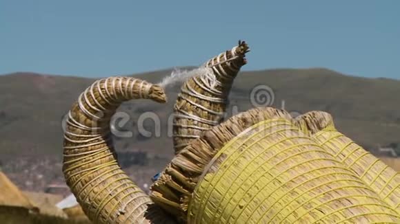 秘鲁乌罗斯岛芦苇船的弯曲结束视频的预览图