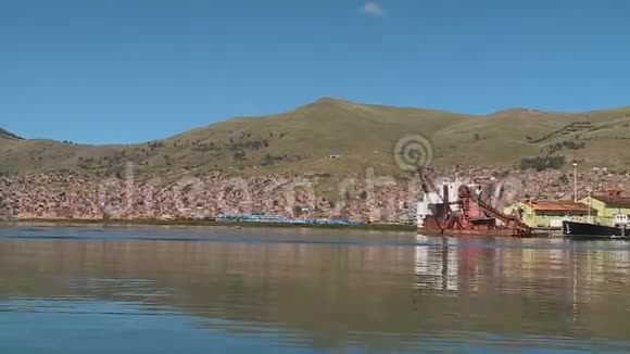 秘鲁蒂蒂卡的普诺船坞和城市景观视频的预览图