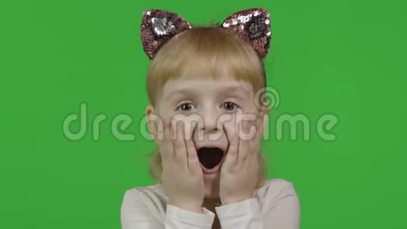 戴着猫耳朵的头巾的女孩表现出惊讶四岁快乐的孩子视频的预览图