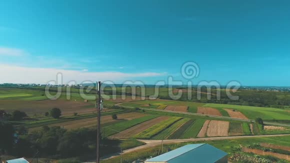 空中无人机正飞过农田和房屋4K视频的预览图