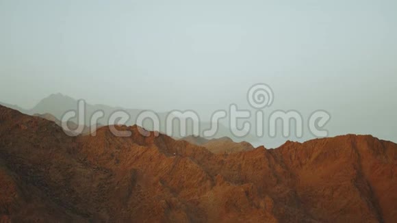 埃及西奈山脉西奈沙漠山峰平坦慢运动4k视频的预览图
