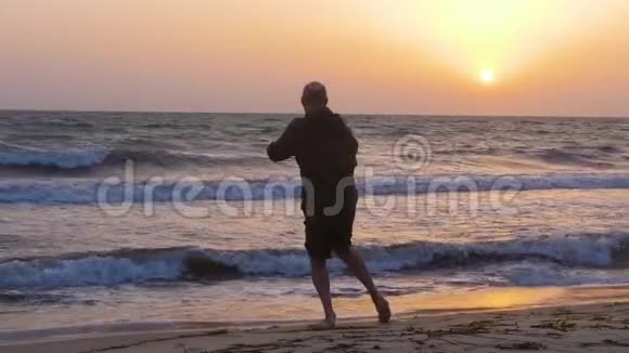 早上在沙滩上练习武术时运动员推手视频的预览图