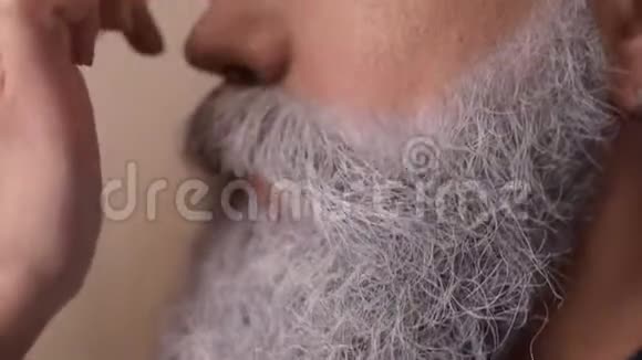 化妆师画一个人胡子视频的预览图