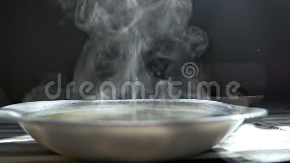 鸡面汤肉汤传统鸡汤放在碗里从一碗汤里蒸出来视频的预览图