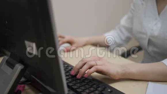 在电脑里工作的女医生医生在做核磁共振检查视频的预览图