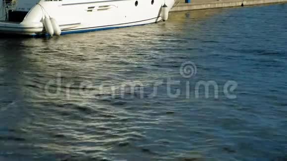 河上的码头船和游艇视频的预览图