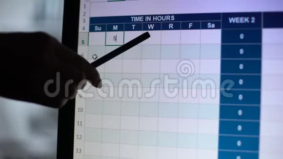 手动指向pc屏幕人们填写在线访问日志时间以小时为单位视频的预览图