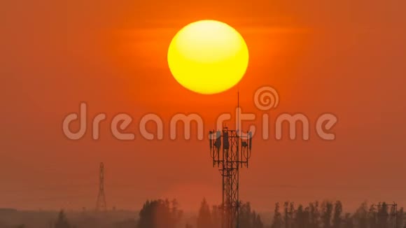 时间流逝的大橙色日落与天线天际线日出轮廓与耀斑视频的预览图
