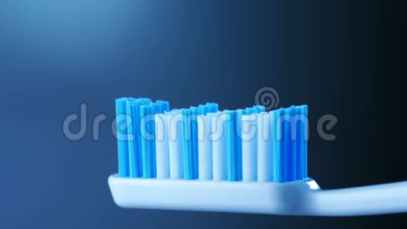 牙齿健康将带有彩色条纹的牙膏从试管挤到牙刷上视频的预览图