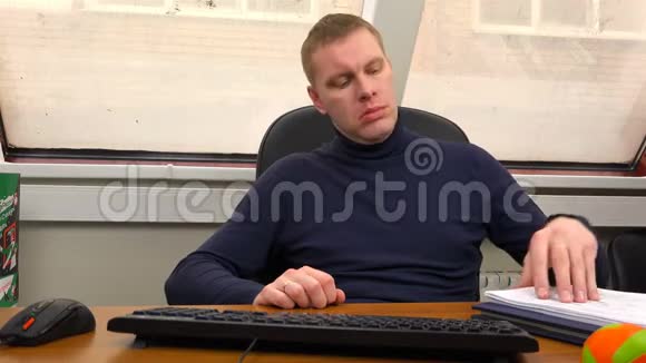 疲惫的员工在工作场所靠在椅子上视频的预览图